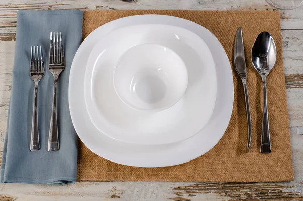 Configuração de mesa placa branca na mesa de madeira . — Fotografia de Stock