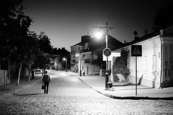 Schöne Straße bei Nacht in Sibiu, Rumänien — Stockfoto