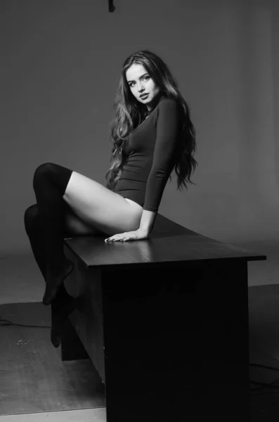 Sexig ung kvinna med stort bröst. Flicka poserar på svart vägg i s — Stockfoto