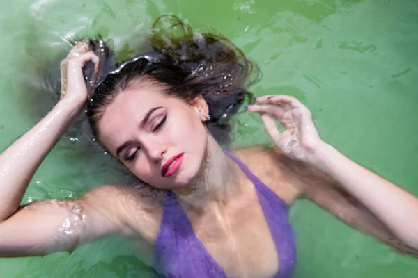Model mokry bierze prysznic i pływa w ubrania mokre, mokry wygląd kobiet, sauna i basen — Zdjęcie stockowe
