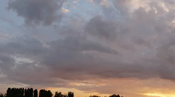 Feurig orangefarbener Abendhimmel. Schöner Himmel. — Stockfoto