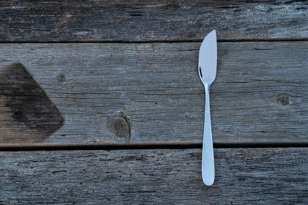 ナイフとフォークを木製の背景に。木製のカトラリー. — ストック写真