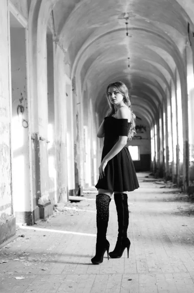 Young beautiful short hair blonde woman in black climbing the st — Stock Photo, Image