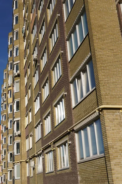 Moderno condominio edificio vero e proprio etate in città con cielo blu — Foto Stock