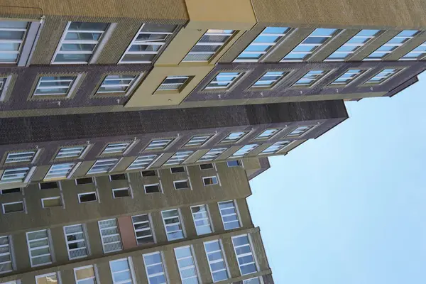 Modern társasházi épület ingatlanágazat városban, kék sky — Stock Fotó