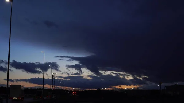 Avion décollant ciel coucher soleil crépuscule à l'aéroport — Photo