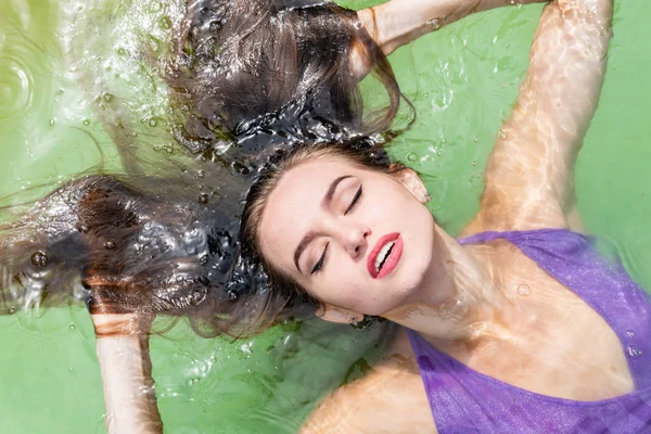 Мокра модель приймає душ і плаває в одязі, мокрій одязі, вологому погляді жіночій, сауні та басейні — стокове фото