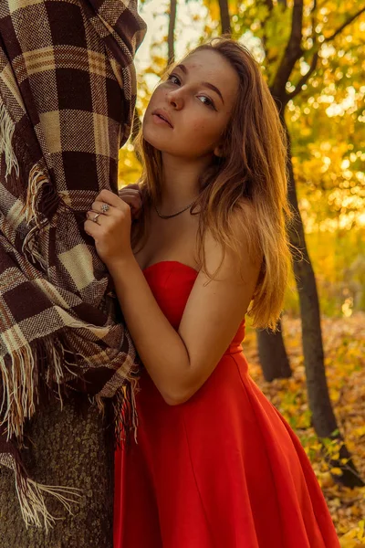 Egy nő pózol a kamera egy őszi parkban. őszi fotózásra. Ősz a parkban. — Stock Fotó
