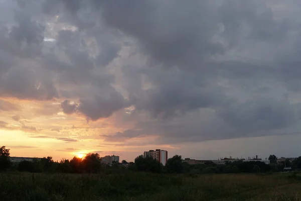 Zonsondergang met wolken — Stockfoto