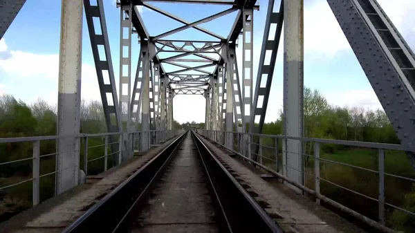 Proraž ten dron železničním mostem — Stock fotografie