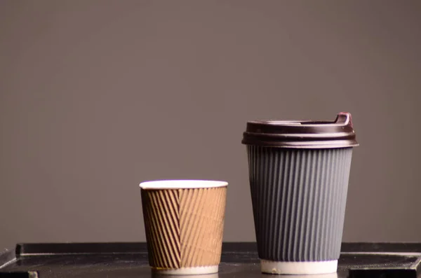 Taza de café de papel en la cafetería. —  Fotos de Stock