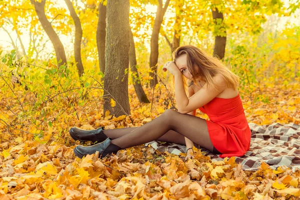 Kobieta jest pozowanie przed kamerą w jesienny park. Jesienna sesja zdjęciowa. Jesień w parku. — Zdjęcie stockowe