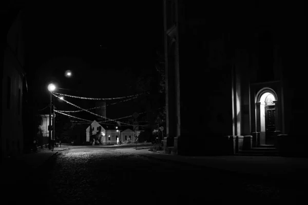 Belle rue la nuit à Sibiu, Roumanie — Photo