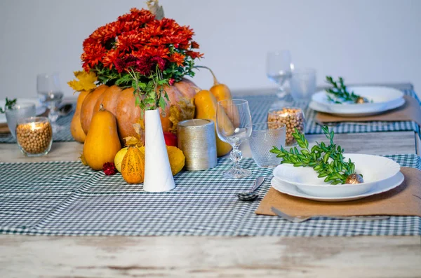 Beau décor de table avec des fleurs de lavande sur fond en bois — Photo