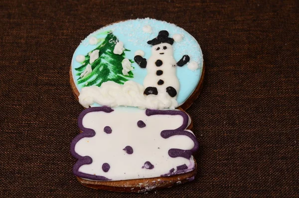 Pastel en forma de muñeco de nieve decorado con dulces — Foto de Stock