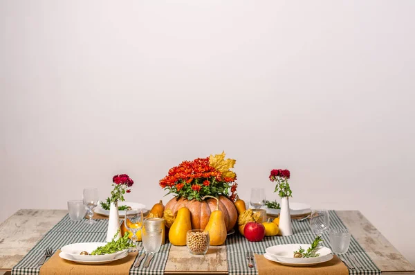 Cenário de mesa bonita com flores de lavanda no fundo de madeira — Fotografia de Stock