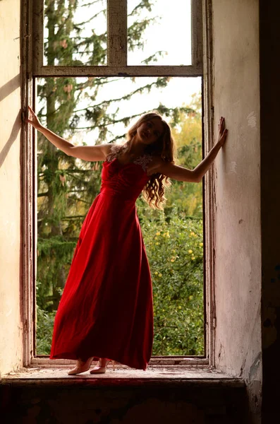 Belle fille moderne en robe rouge près du mur de briques. Jeune sty — Photo