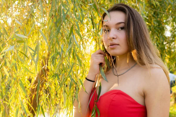 Eine Frau posiert in einem herbstlichen Park vor einer Kamera. Herbst-Fotoshooting. Herbst im Park. — Stockfoto