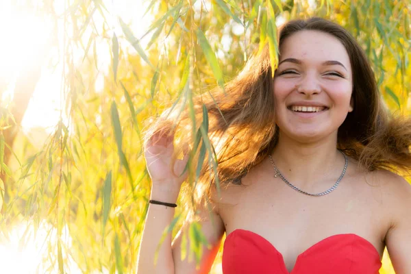 Uma mulher está posando na frente de uma câmera em um parque de outono. sessão de fotos de outono. Outono no parque . — Fotografia de Stock