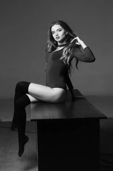 Mujer joven y sexy con gran pecho. Chica posando en negro pared en s —  Fotos de Stock