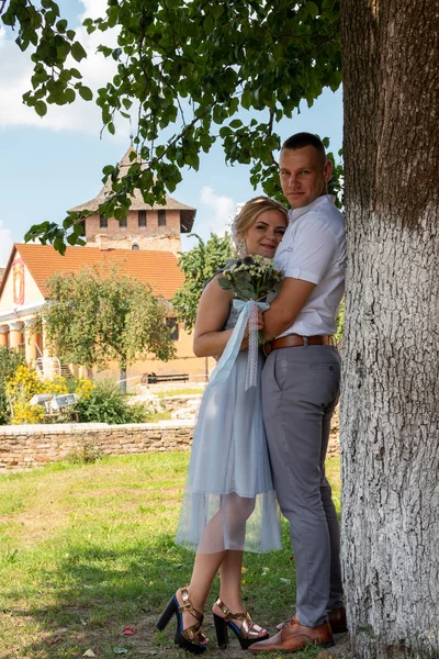Boldog menyasszony és vőlegény sétál Gren golfpályán a szabadban, másolja a helyet. Esküvői pár szerelmesek, friss házasok. Esküvői koncepció, menyasszonyi csokor a menyasszony kezében Luck Ukrajna — Stock Fotó