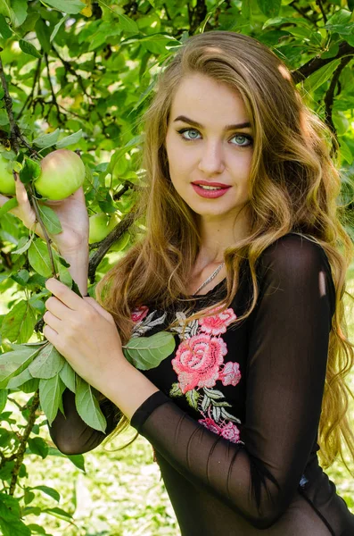 Bella, splendida e sexy donna con corpo sottile abbronzato in bikini elegante sta posando vicino al muro di fogliame verde e foglie nel parco, glamour e voga all'aperto servizio fotografico estivo sulla natura — Foto Stock