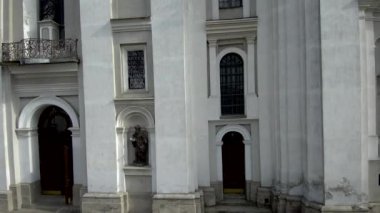 Gotik katedral, hava manzarası, insansız hava aracı saldırısı.