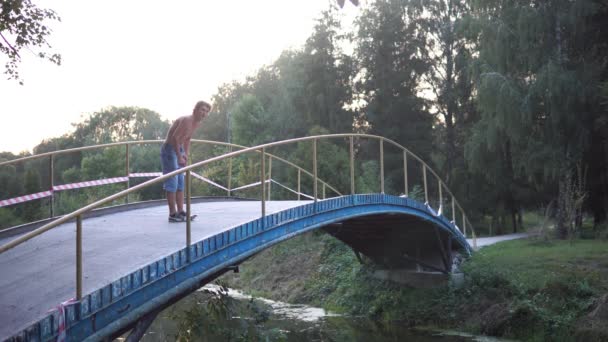 Der Junge Mann Mit Rauchbomben Auf Der Brücke Park — Stockvideo