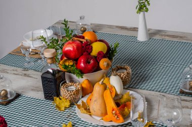 Ahşap arka plan üzerinde lavanta çiçekli güzel sofra