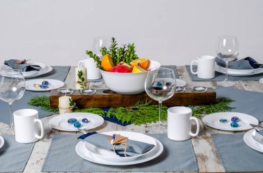 Ahşap arka plan üzerinde lavanta çiçekli güzel sofra