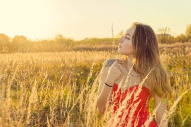 Bir kadın bir sonbahar Park bir kamera önünde poz. Sonbahar fotoğraf çekimi. Sonbahar Park.