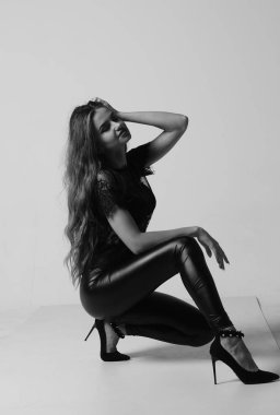 Kot pantolon ve iç çamaşırlı güzel seksi kadın Windo 'nun yanında duruyor.