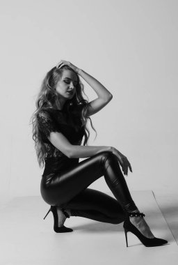 Kot pantolon ve iç çamaşırlı güzel seksi kadın Windo 'nun yanında duruyor.