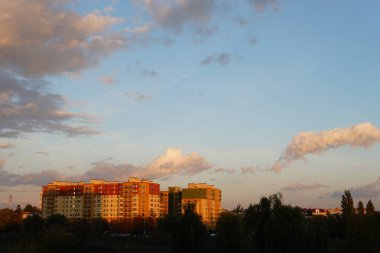 Binalar ve park manzarası