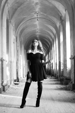 Genç, güzel, kısa saçlı, siyah elbiseli sarışın kadın.