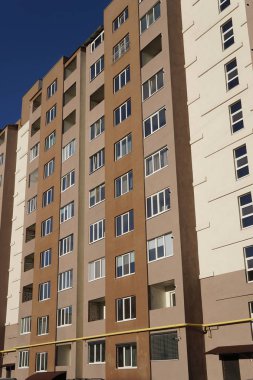 Modern condominium binada çok etate mavi gökyüzü ile şehir