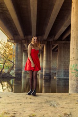 Bir kadın bir sonbahar Park bir kamera önünde poz. Sonbahar fotoğraf çekimi. Sonbahar Park.