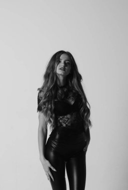 Kot pantolon ve iç çamaşırlı güzel seksi kadın Windo 'nun yanında duruyor.