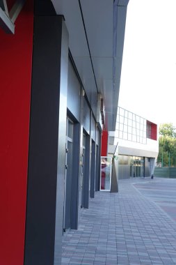 Modern condominium binada çok etate mavi gökyüzü ile şehir