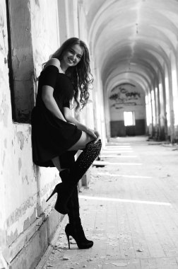 Genç, güzel, kısa saçlı, siyah elbiseli sarışın kadın.