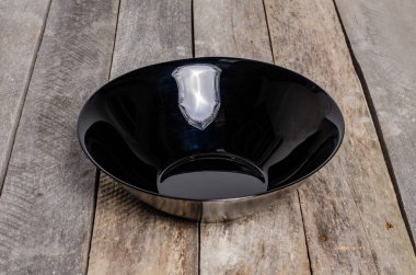 Ahşap arka plan üzerinde lavanta çiçekli güzel sofra