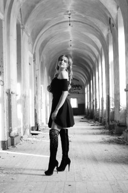 Genç, güzel, kısa saçlı, siyah elbiseli sarışın kadın.