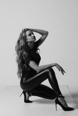 Kot pantolon ve iç çamaşırlı güzel seksi kadın Windo 'nun yanında duruyor.