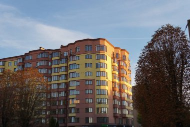 Modern condominium binada çok etate mavi gökyüzü ile şehir