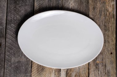 Ahşap arka plan üzerinde lavanta çiçekli güzel sofra