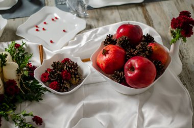 Ahşap arka plan üzerinde lavanta çiçekli güzel sofra