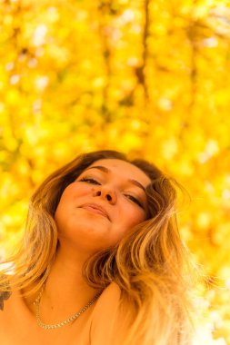 Bir kadın bir sonbahar Park bir kamera önünde poz. Sonbahar fotoğraf çekimi. Sonbahar Park.