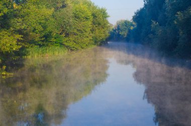 Sabahın erken saatlerinde nehirde sis ve su yüzeyi..