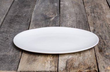 Ahşap arka plan üzerinde lavanta çiçekli güzel sofra