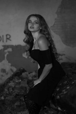 Genç, güzel, kısa saçlı, siyah elbiseli sarışın kadın.